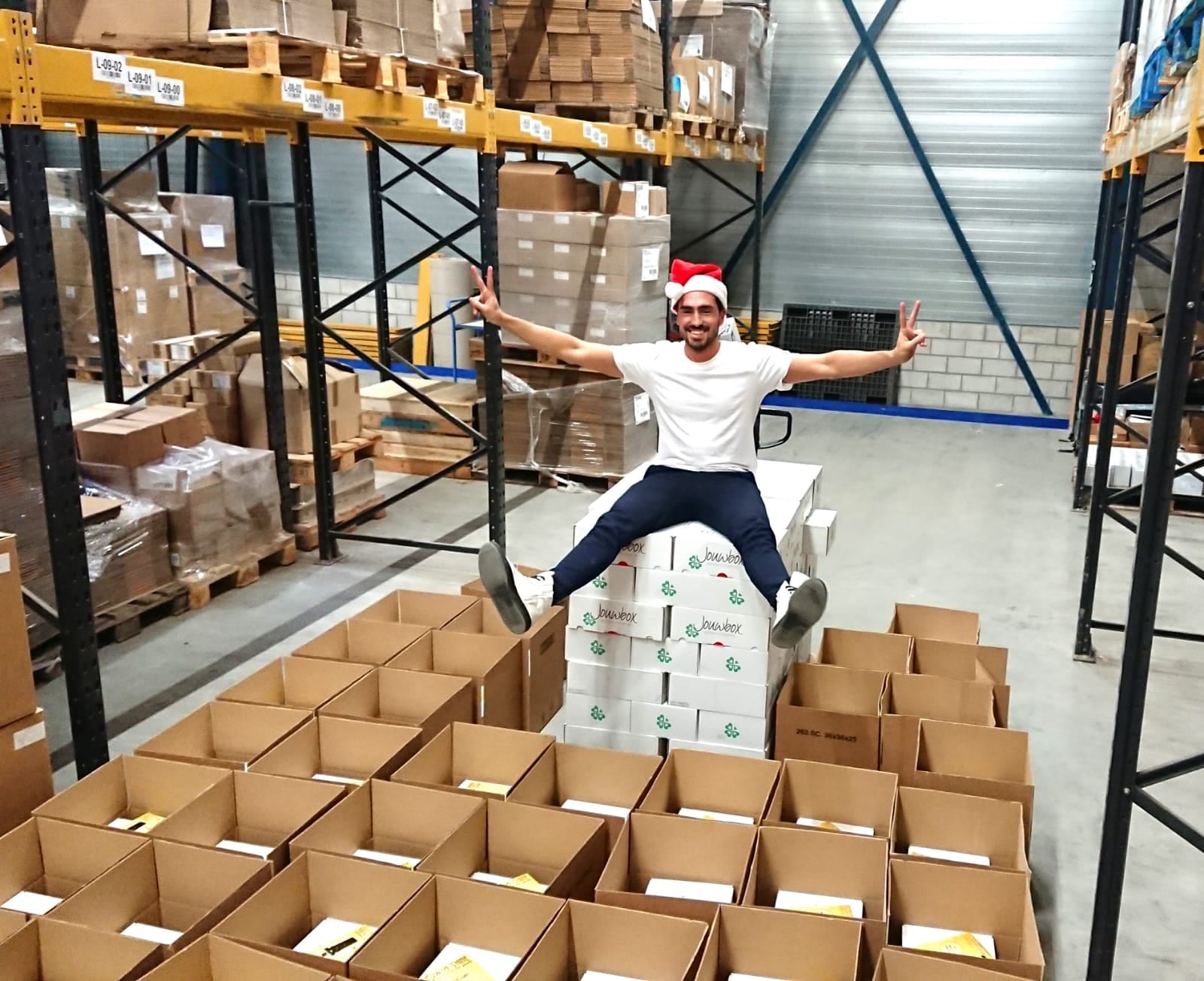 Tim met kerstmuts tussen de JouwBoxen