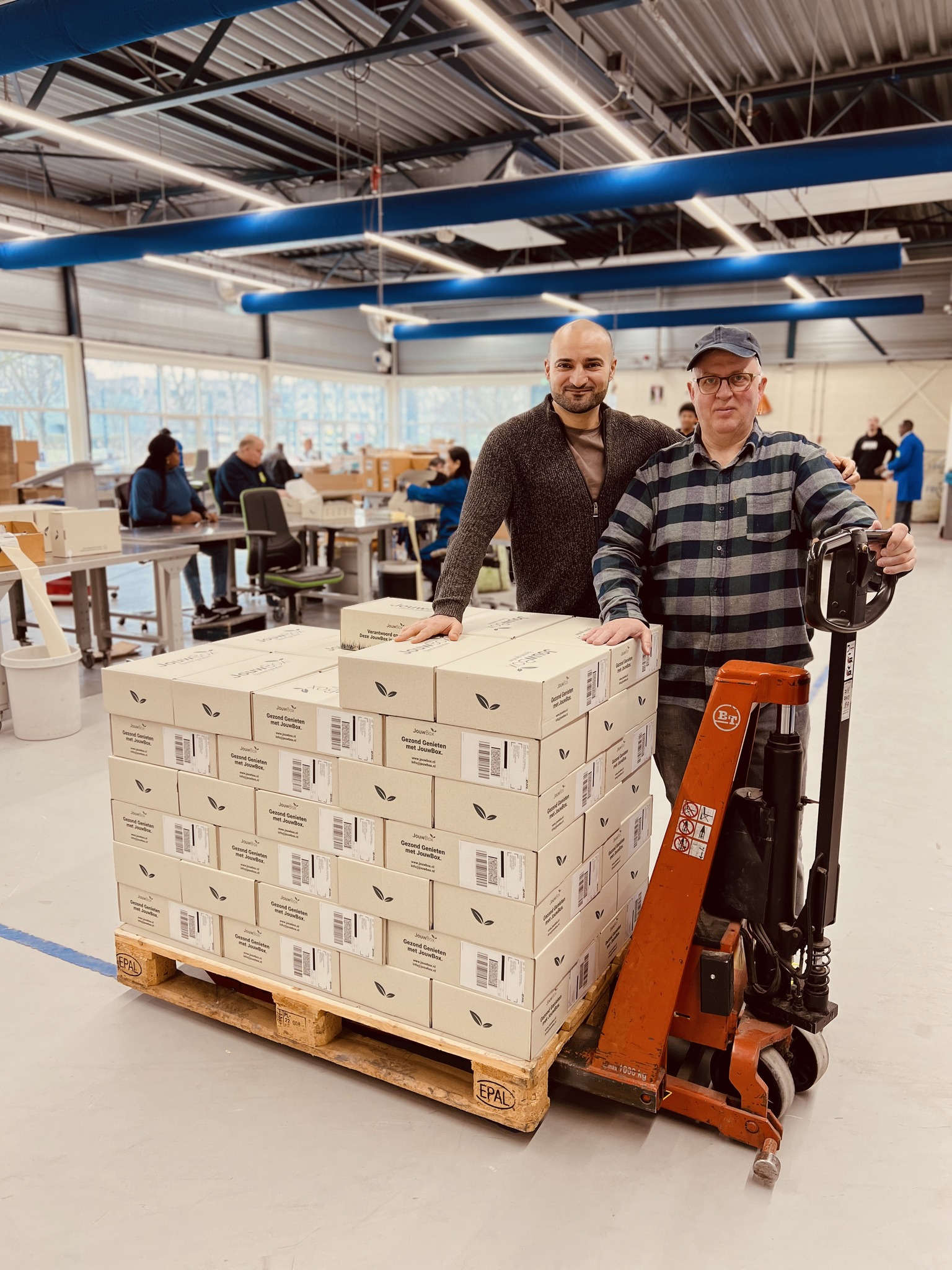 Tim en collega bij pallet vol JouwBoxen klaar voor verzending