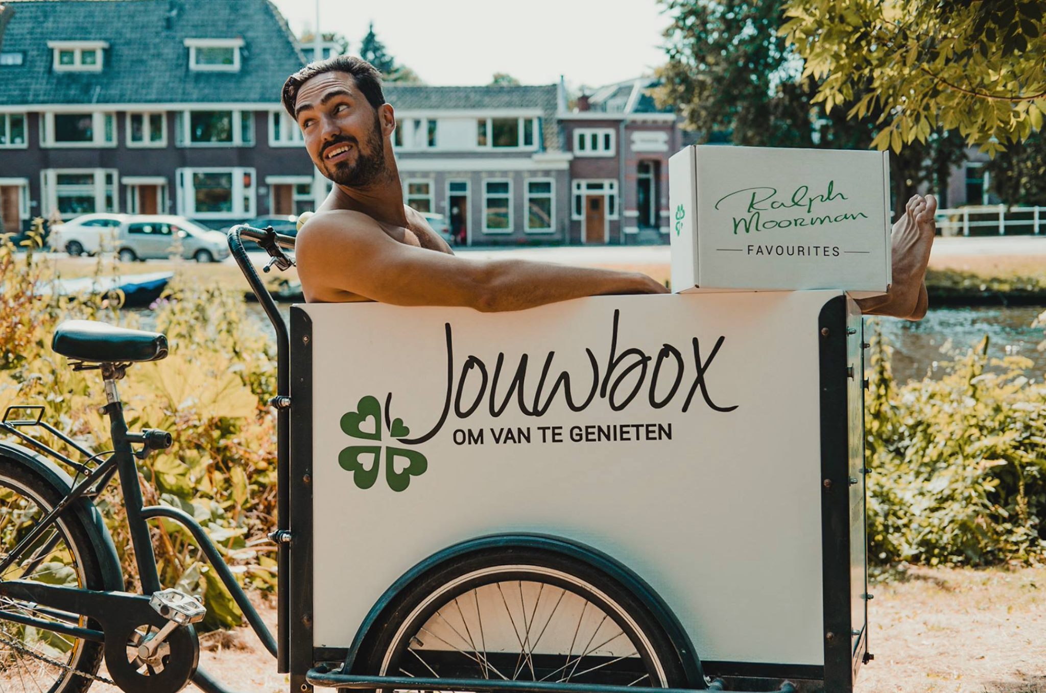 Tim Hortensius, oprichter JouwBox, met de eerste JouwBox op de bakfiets