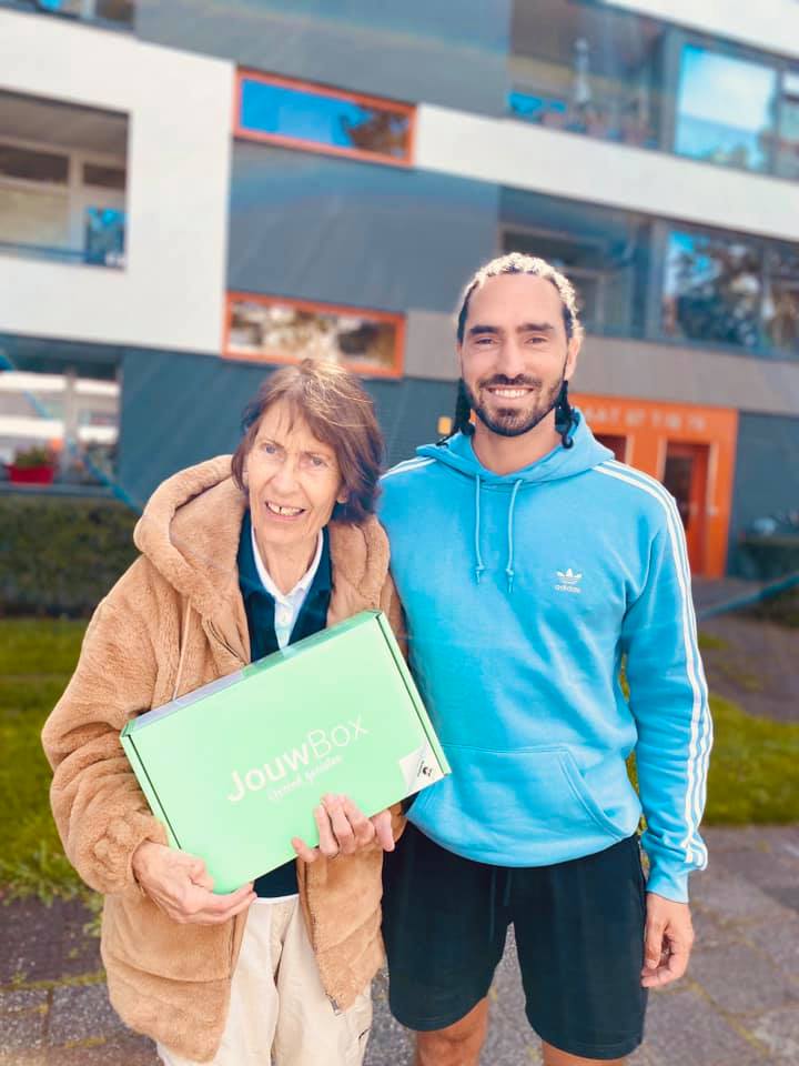Tim bezorgt JouwBox persoonlijk bij een member