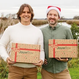 Ralph Moorman en Juglen Zwaan met de JouwBox Kerst Special